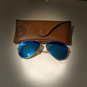 Blue mirrored aviator Ray Ban